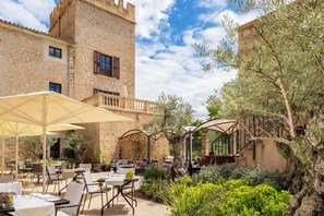 Hi ha 2 restaurants amb esmorzars