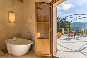 Capçal de dutxa tipus cascada i articles de tocador de disseny