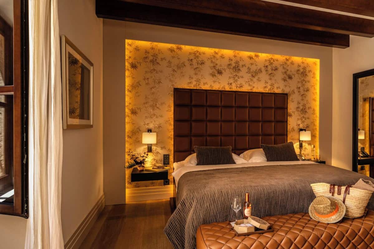 premium bedding, down duvets, minibar, in-room safe