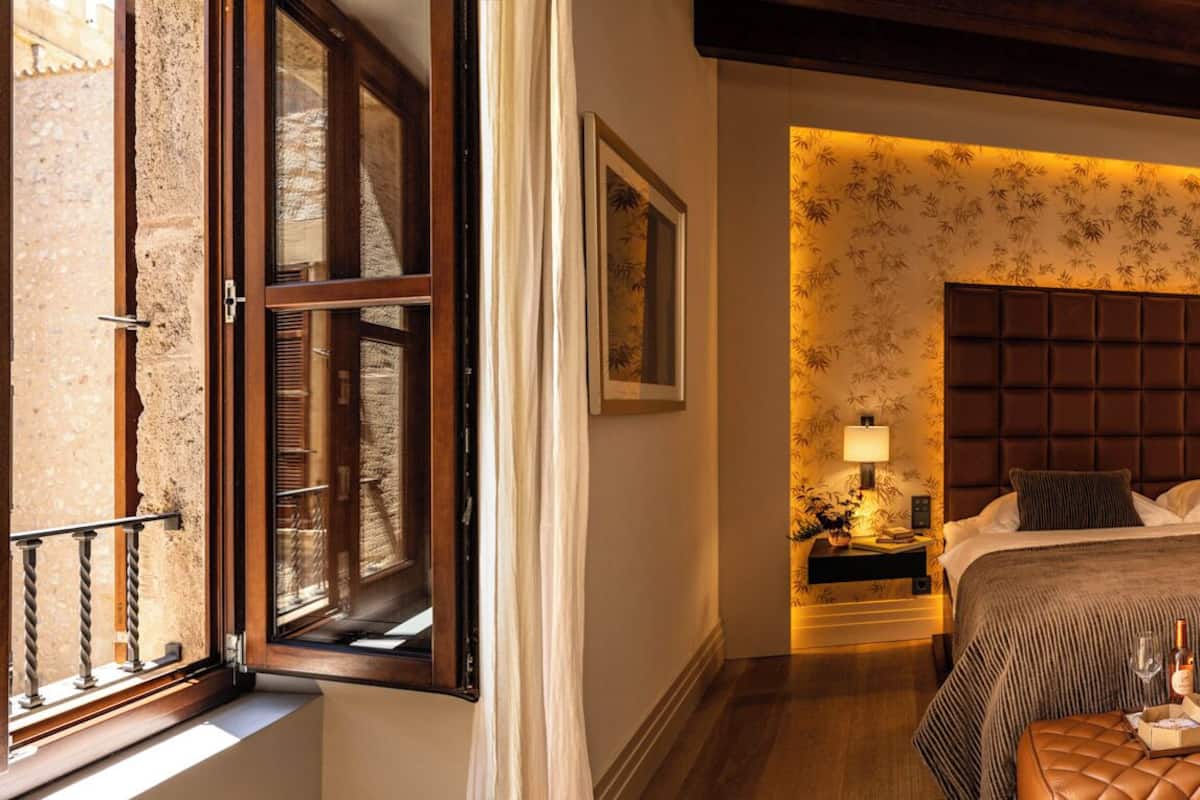 Premium bedding, down duvets, minibar, in-room safe