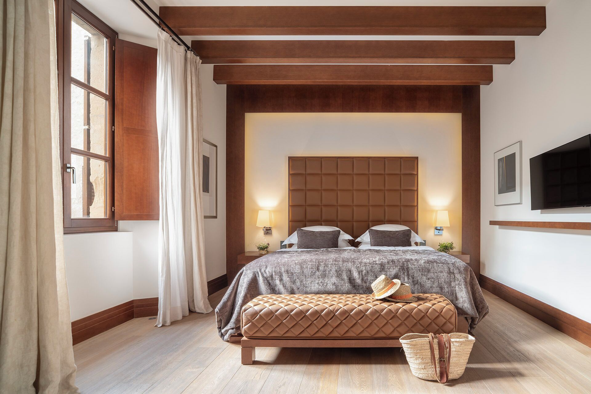 Ropa de cama de alta calidad, cubrecamas y minibar 