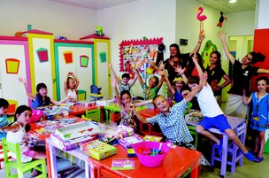 Un aula con mobiliario colorido y material educativo.