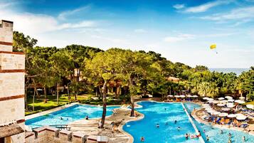 3 buitenzwembaden, parasols bij het zwembad en ligstoelen