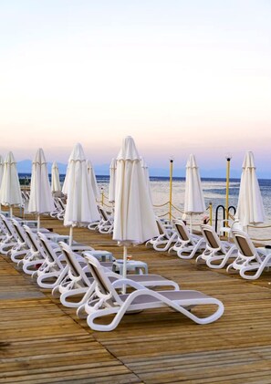 Platja privada a prop, gandules de platja i para-sols per a la platja 