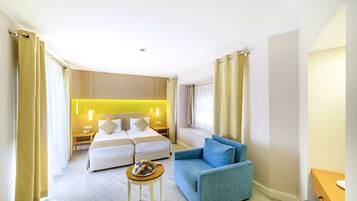 Familiekamer | Luxe beddengoed, een gratis minibar, een kluis op de kamer, een bureau