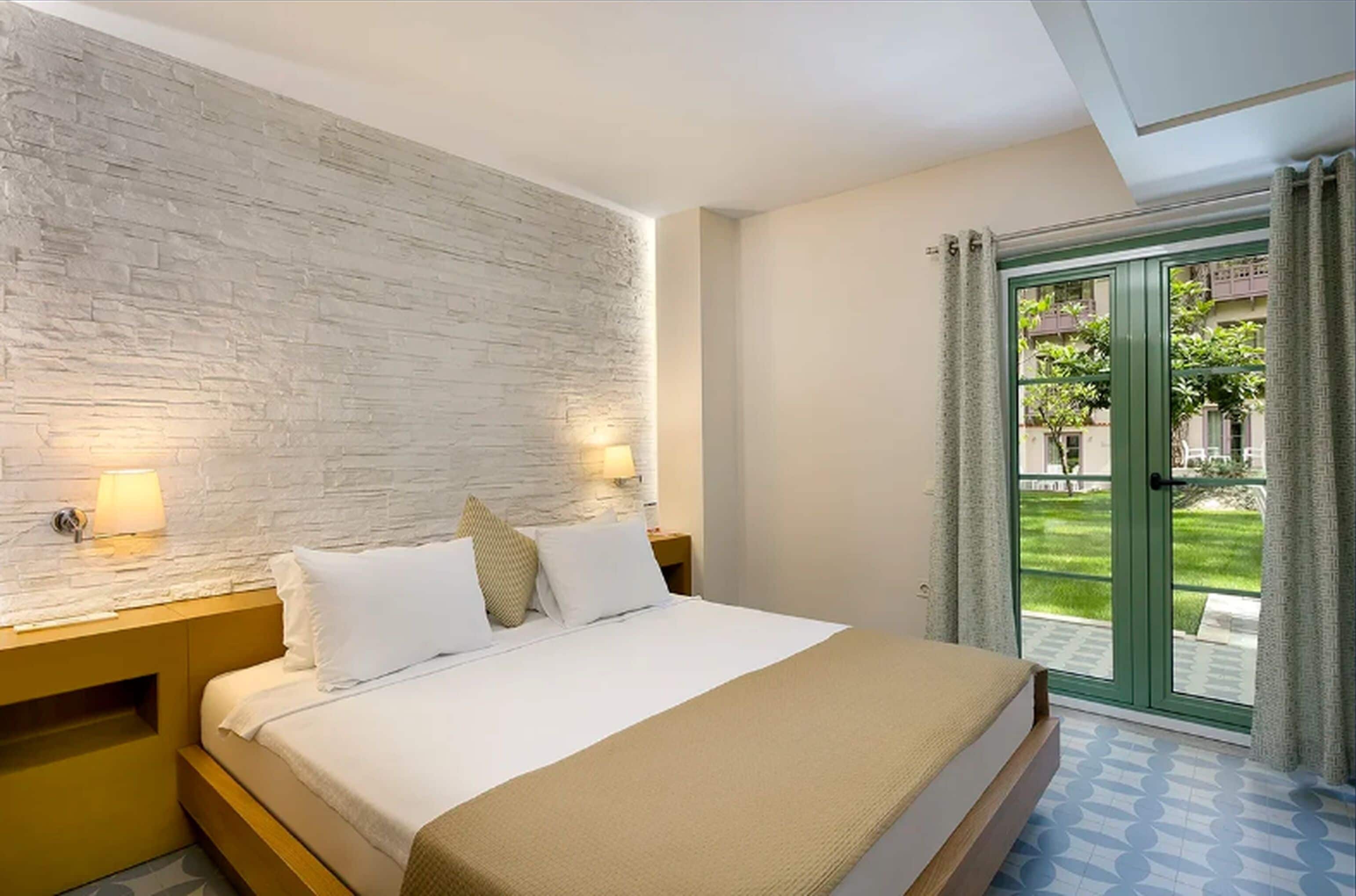 Standaard driepersoonskamer, uitzicht op tuin | Luxe beddengoed, een gratis minibar, een kluis op de kamer, een bureau