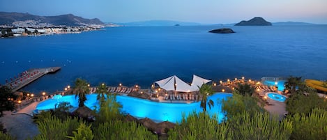 4 outdoor pools, pool umbrellas, sun loungers