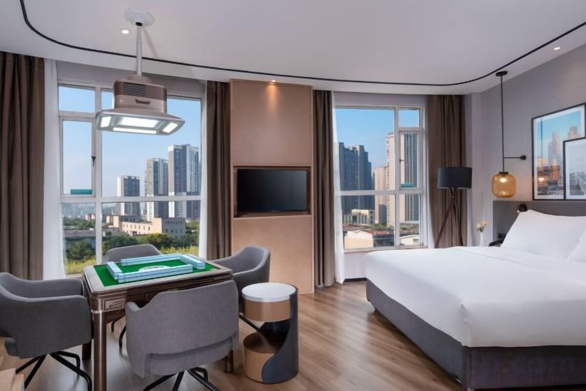 Minibar, in-room safe, alarm clocks