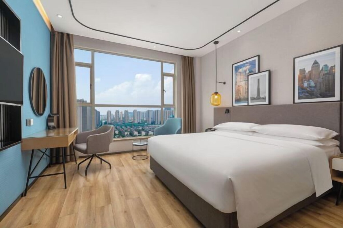 Minibar, in-room safe, alarm clocks
