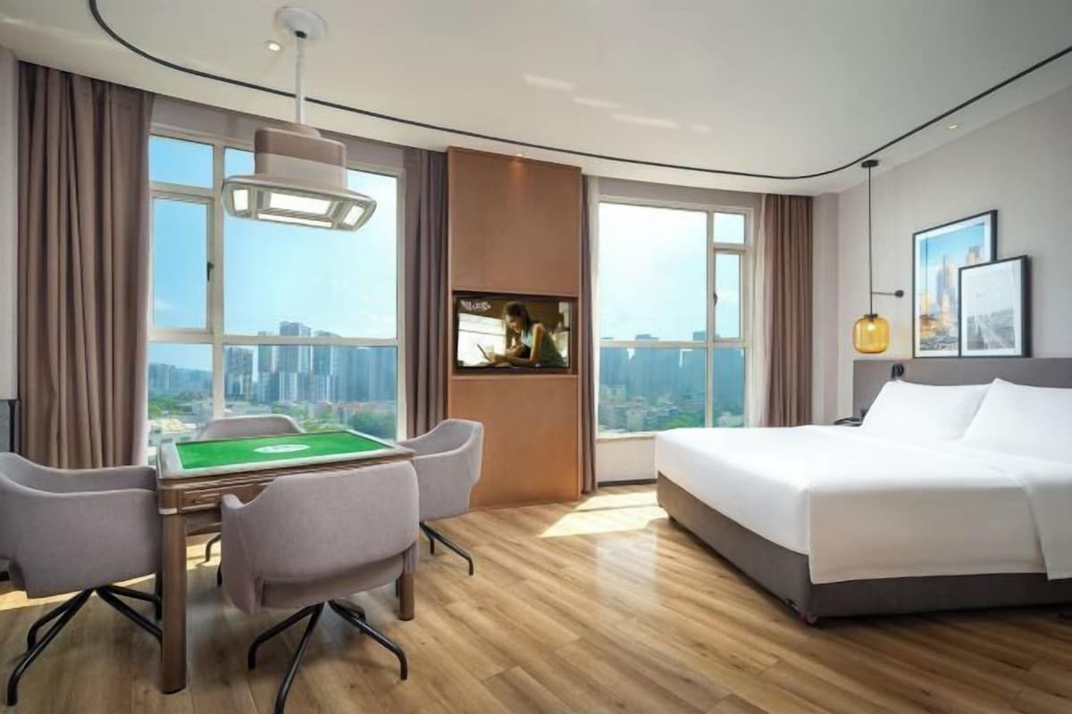 Minibar, in-room safe, alarm clocks