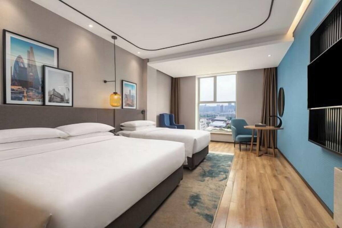 Minibar, in-room safe, alarm clocks