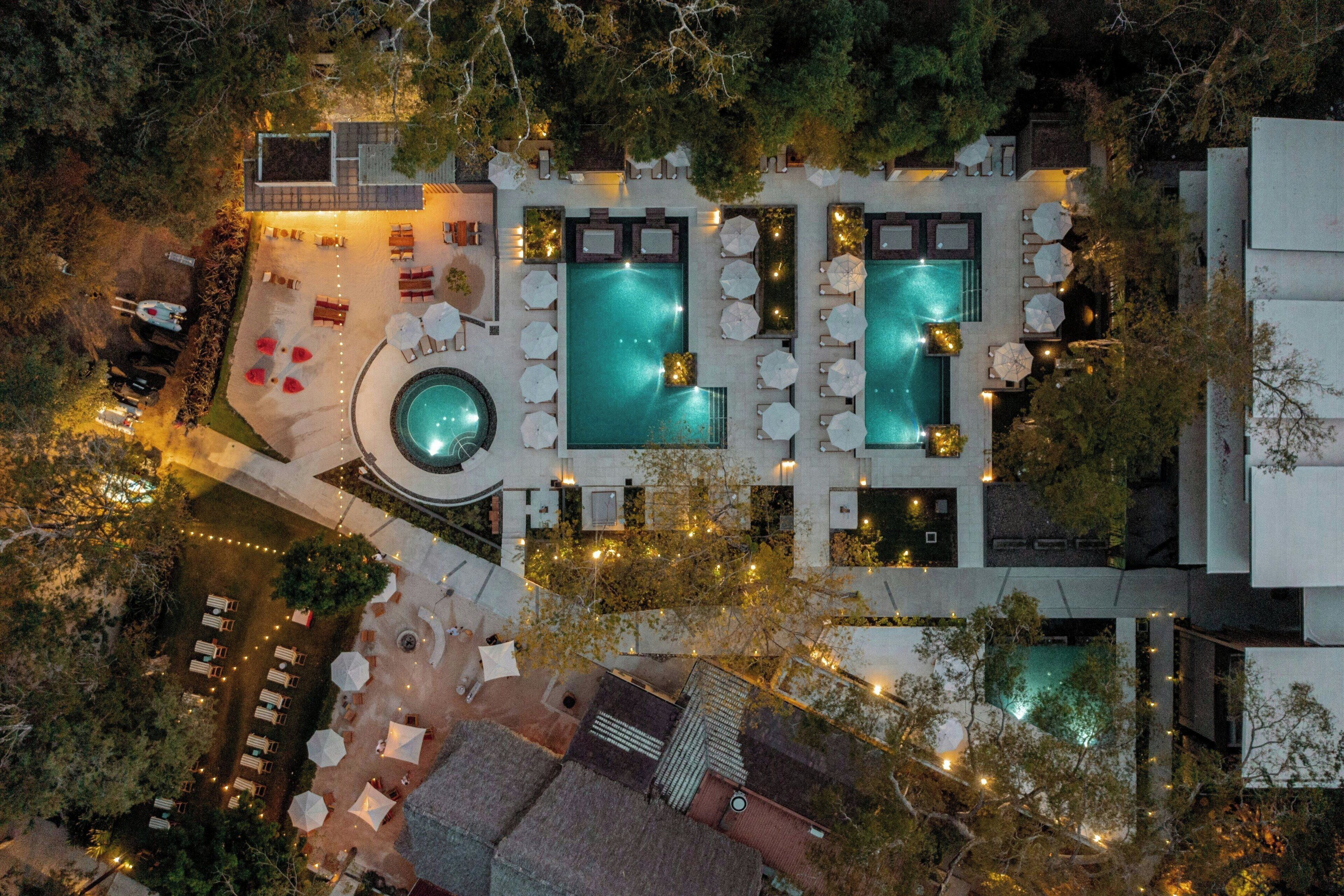 Een buitenzwembad en zwembadcabana&#x27;s (toeslag)