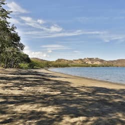 En la playa, sombrillas, toallas de playa, buceo