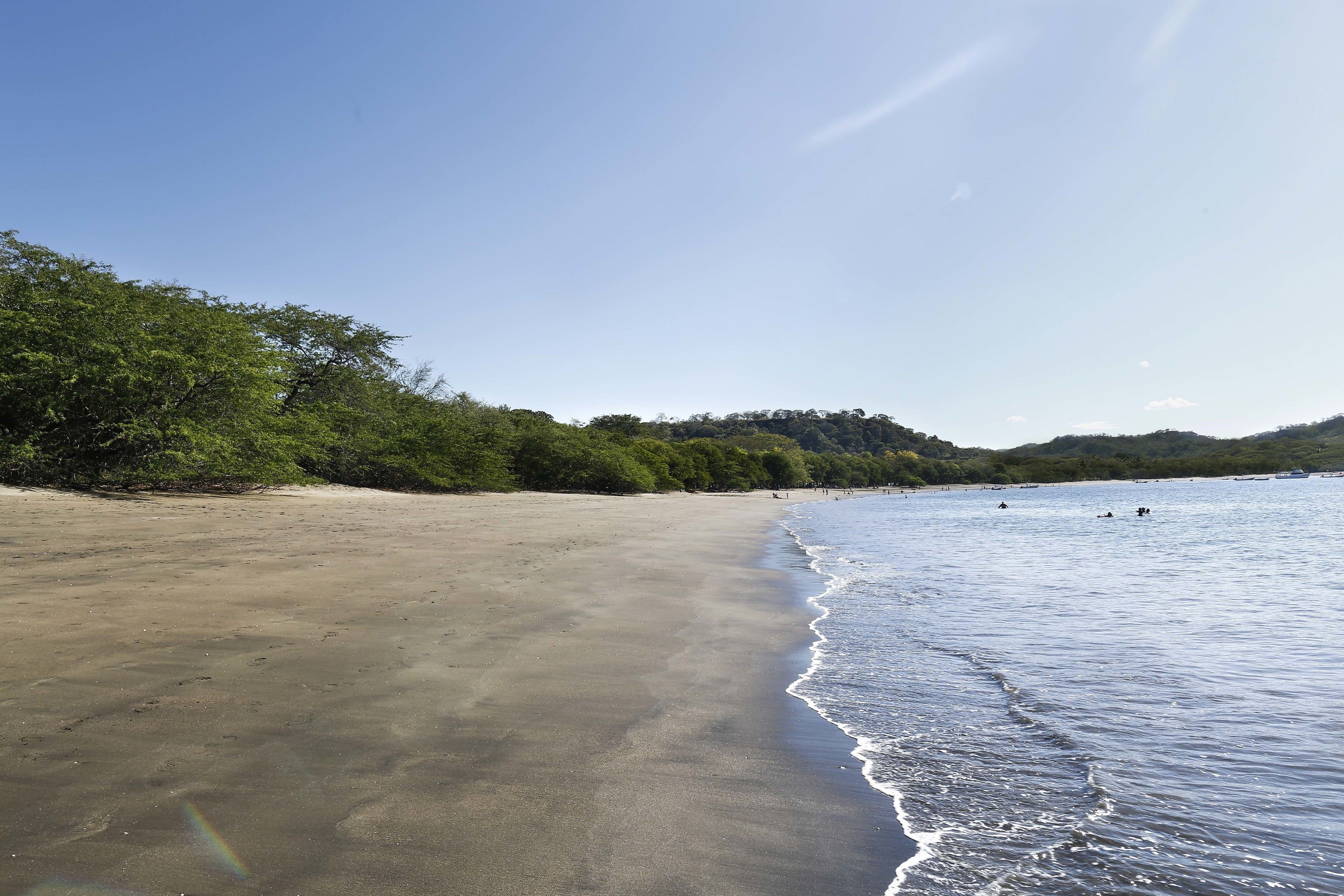 Am Strand, Sonnenschirme, Strandtücher, Sporttauchen