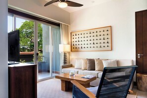 Juniorsvit - 1 kingsize-säng med bäddsoffa - utsikt mot resort | Vardagsrum | 42-tums plasma-tv med digitalkanaler, tv och en iPod-dockningsstation