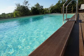 Kolam renang outdoor musiman