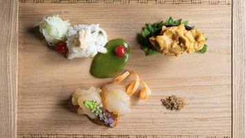 Taula de fusta amb diversos aliments disposats a sobre.