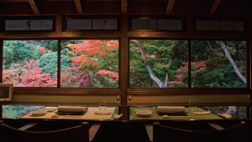 朝食、ランチ、ディナーに営業 (フュージョン料理)