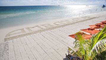 Aan het strand, wit zand, gratis strandcabana's