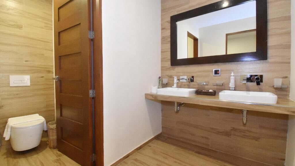 Toalettartikler (inkludert), hårføner, badekåper og tøfler