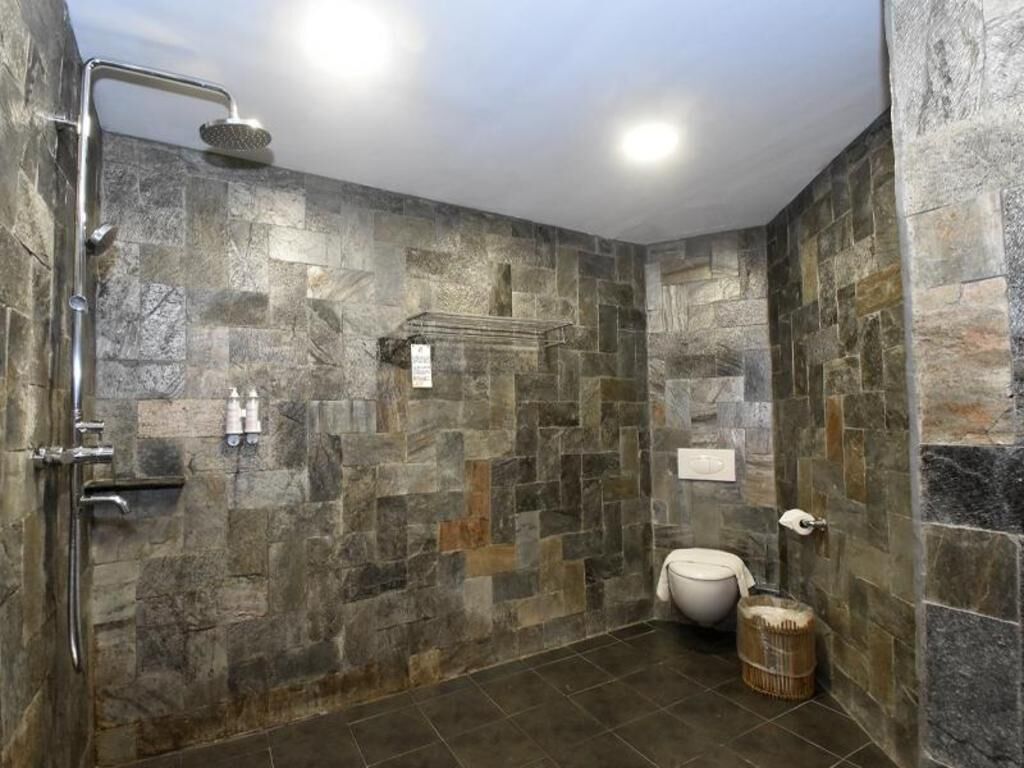 Bad | Toalettartikler (inkludert), hårføner, badekåper og tøfler