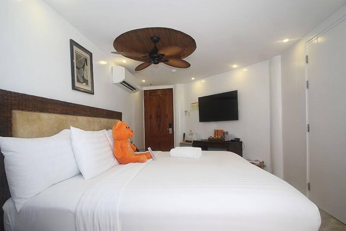 デラックス ルーム オーシャンビュー (Deluxe Beachfront View) | ミニバー、セーフティボックス (室内)、デスク、遮光カーテン