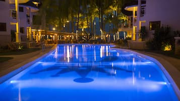 Outdoor pool, pool umbrellas, sun loungers