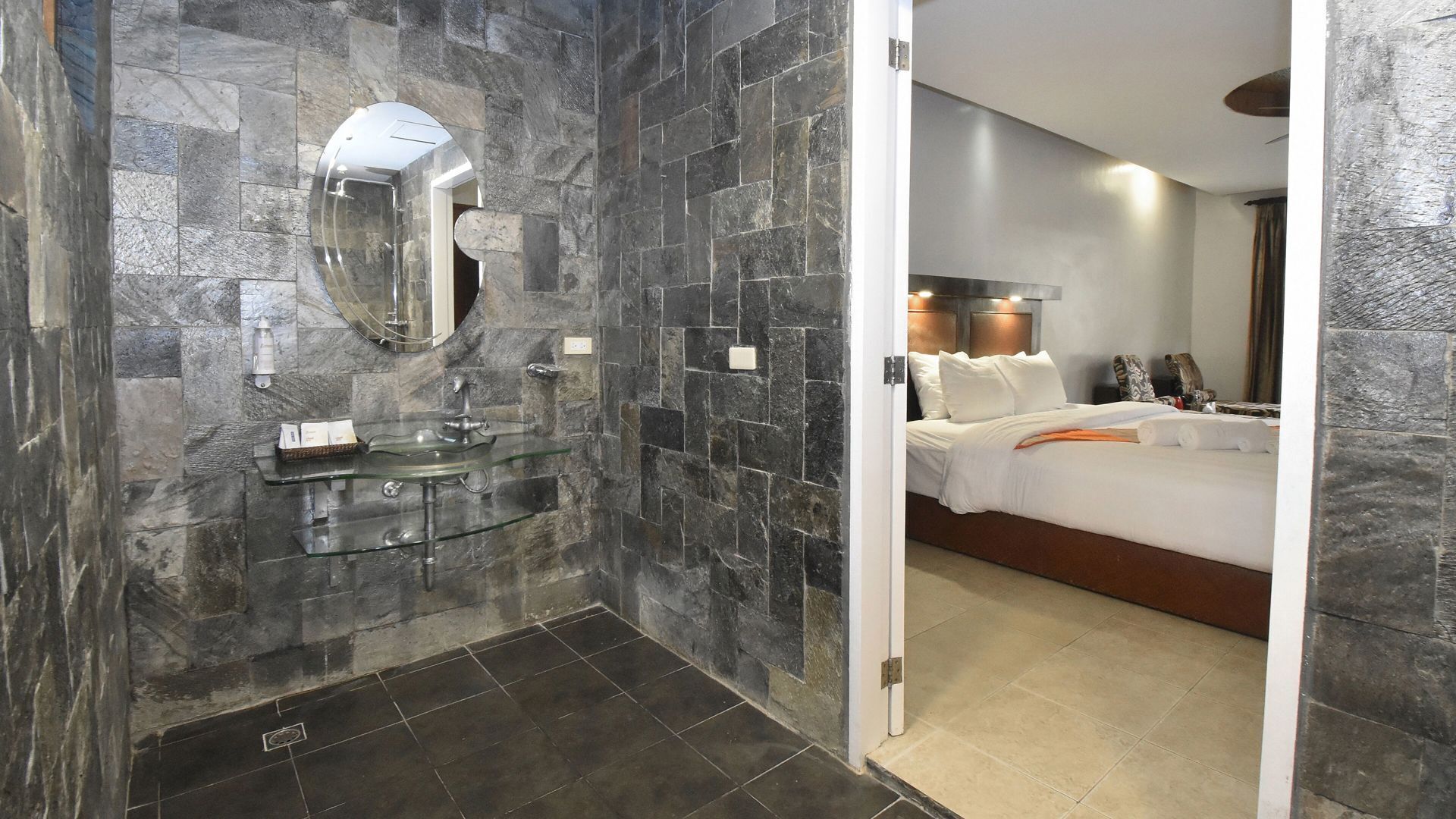 Minibar, Zimmersafe, individuell dekoriert, individuell eingerichtet