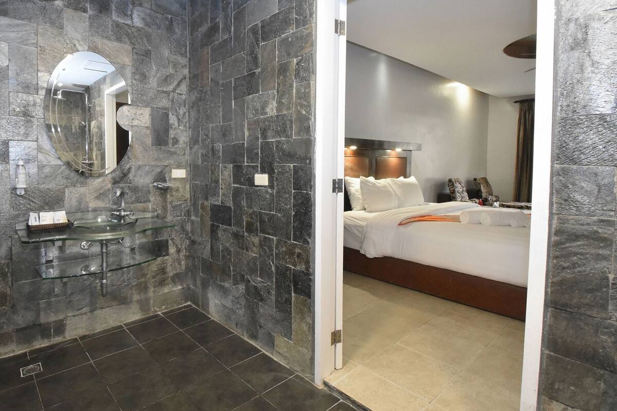 Minibar, Zimmersafe, individuell dekoriert, individuell eingerichtet