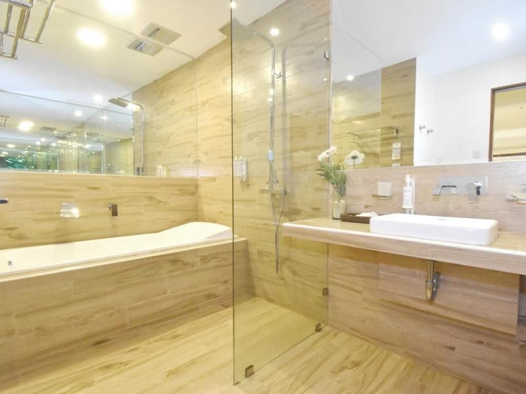 Toalettartikler (inkludert), hårføner, badekåper og tøfler