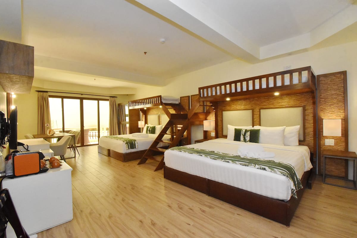 ファミリー ルーム (2 King +2 Single beds) | ミニバー、セーフティボックス (室内)、デスク、遮光カーテン