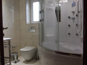 Dusche, Handtücher, Shampoo