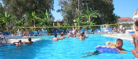 Piscine extérieure, parasols de plage, chaises longues