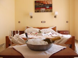 Individually decorated, desk, free cribs/infant beds, bed sheets - Mariana Hotel (Zakynthos)