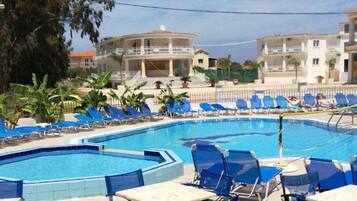 Piscine extérieure, parasols de plage, chaises longues