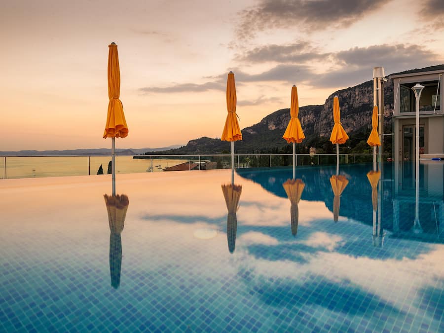 Udendørs pool, parasoller, liggestole