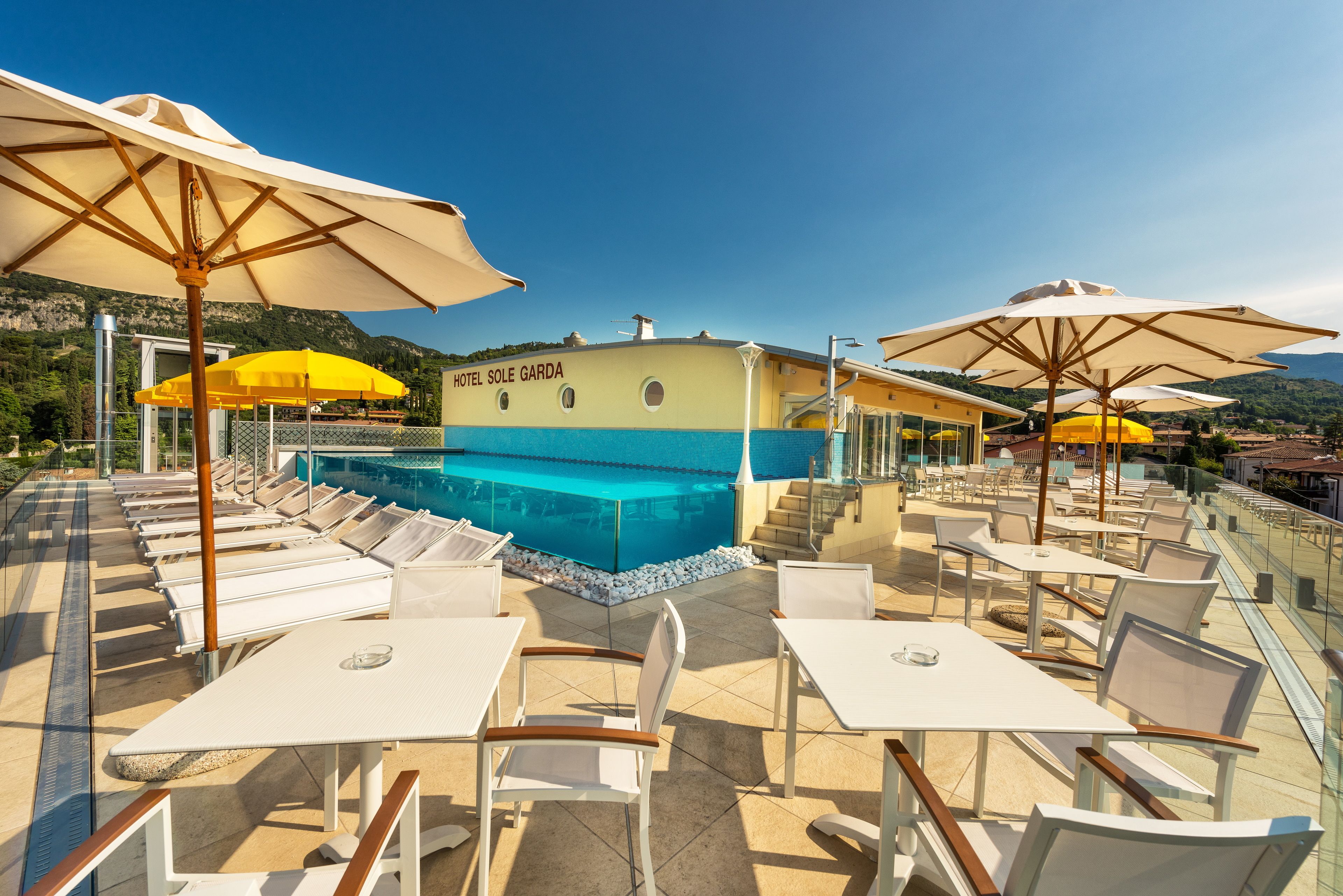 Piscina externa, guarda-sóis, espreguiçadeiras