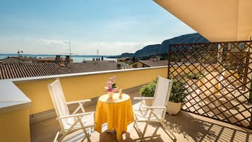 Camera Superior con letto matrimoniale o 2 letti singoli, terrazzo, vista lago | Vista dalla camera