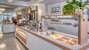 Café da manhã com buffet grátis todos os dias