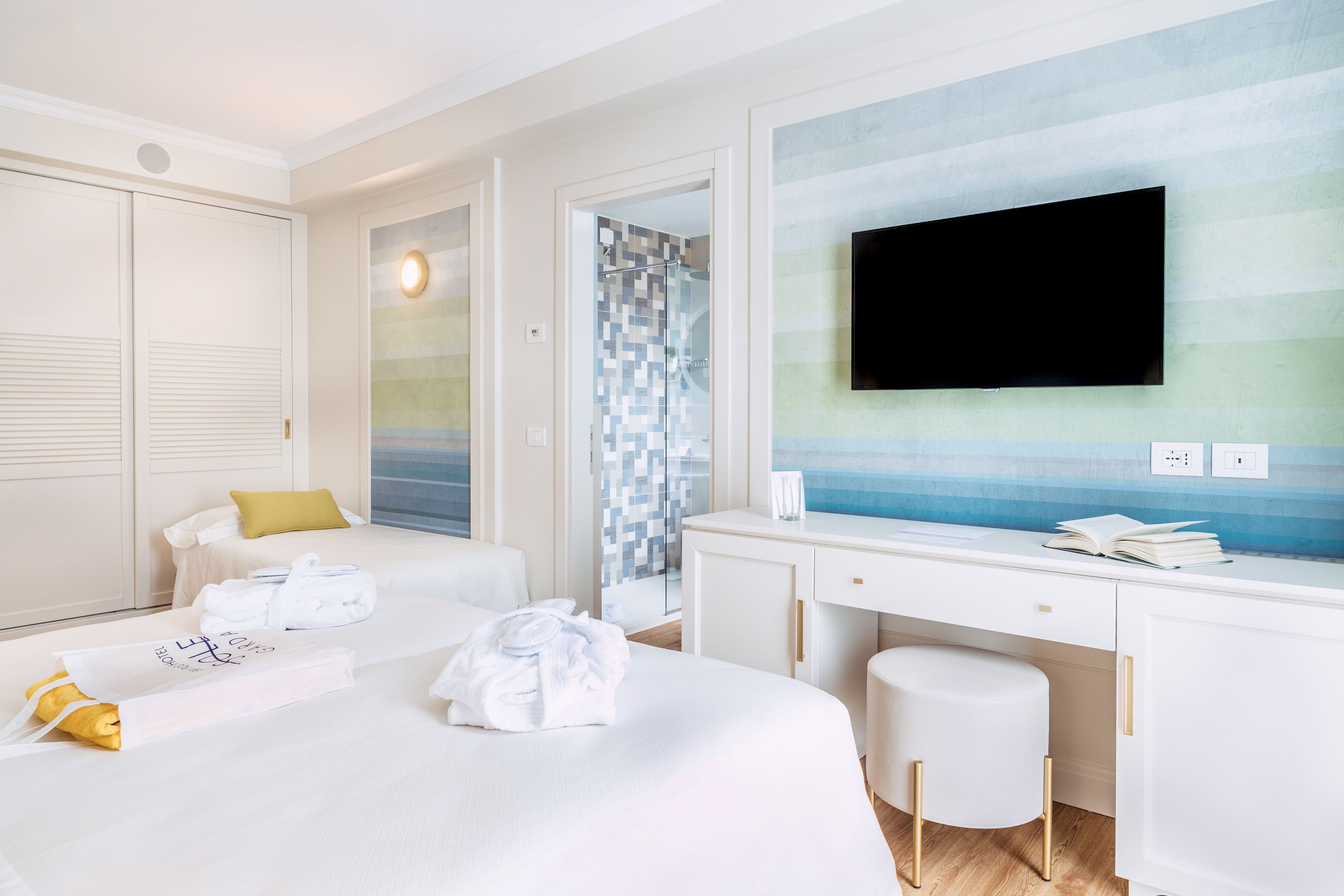 triple room | minibar, in-room safe, individually furnished, desk