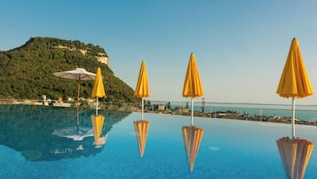 Piscina externa, guarda-sóis, espreguiçadeiras