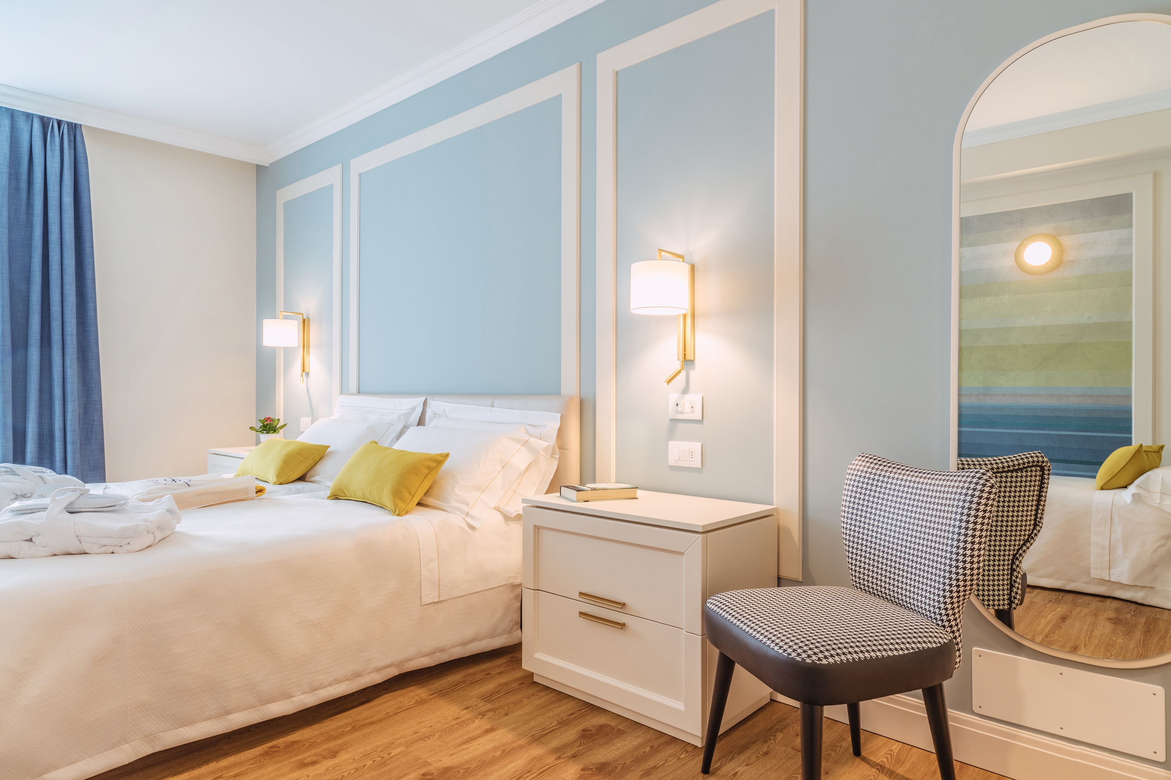 triple room | minibar, in-room safe, individually furnished, desk