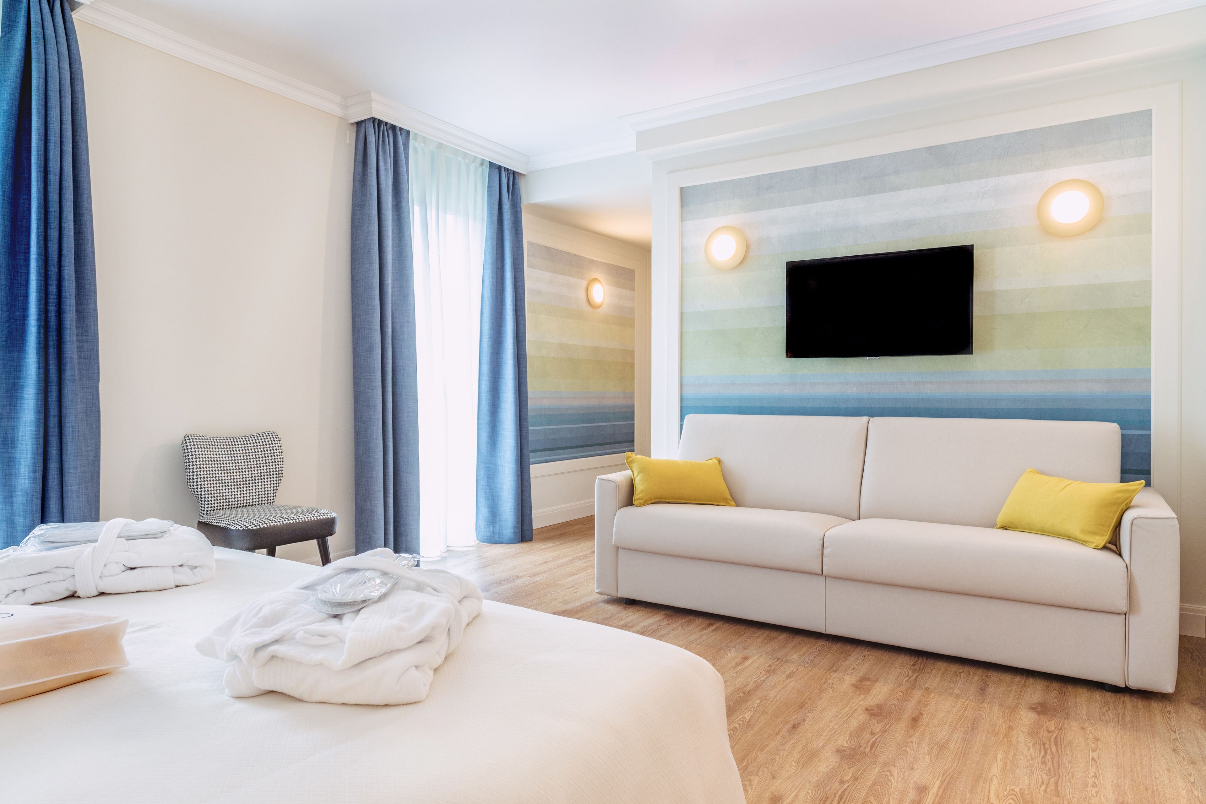 suite | minibar, in-room safe, individually furnished, desk