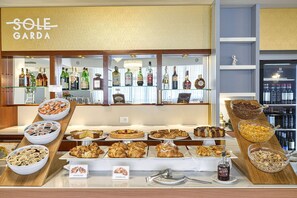 Free daily buffet breakfast - Sky Pool Hotel Sole Garda (Garda)