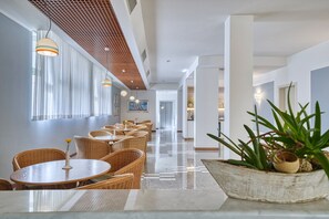 Lobby sitting area - Sky Pool Hotel Sole Garda (Garda)