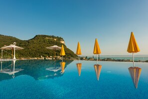Outdoor pool, pool umbrellas, pool loungers - Sky Pool Hotel Sole Garda (Garda)