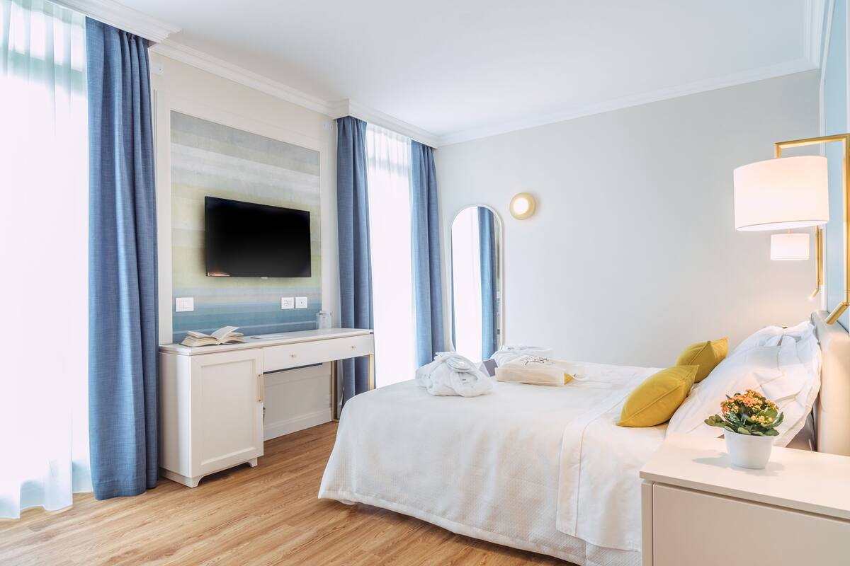 Superior Double or Twin Room, Terrace, Lake View | Minibar, in-room safe, desk, blackout drapes