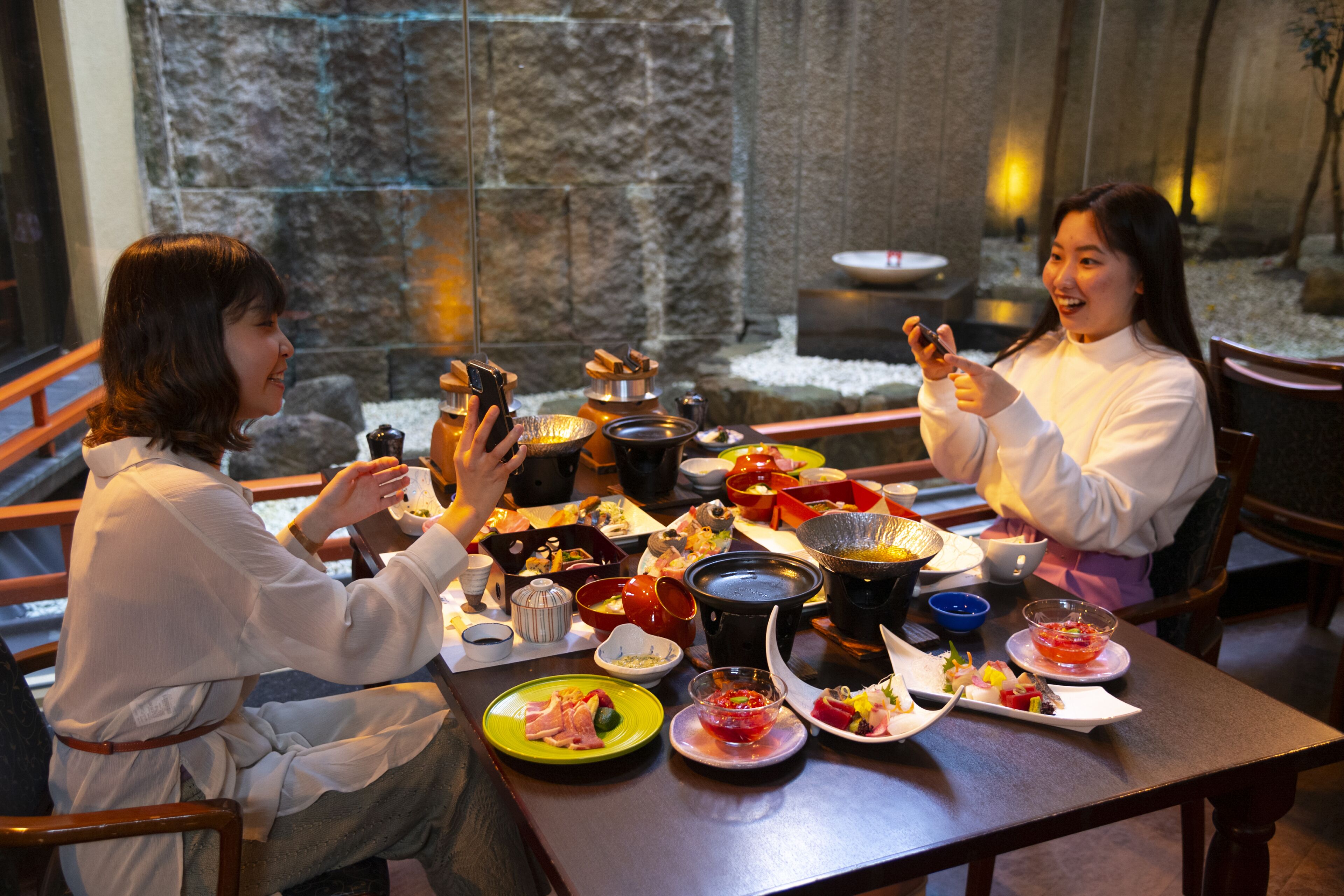 供应早餐和晚餐