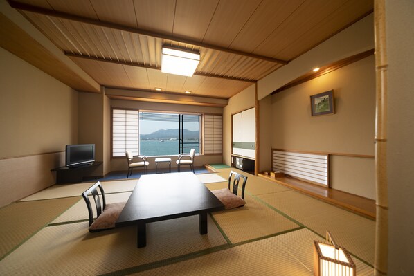 Japanese Style Room, Non Smoking (Ocean View) | In-room safe, free WiFi, bed sheets - Hotel Miyarikyu (Hatsukaichi)