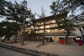Front of property - evening/night - Hotel Miyarikyu (Hatsukaichi)